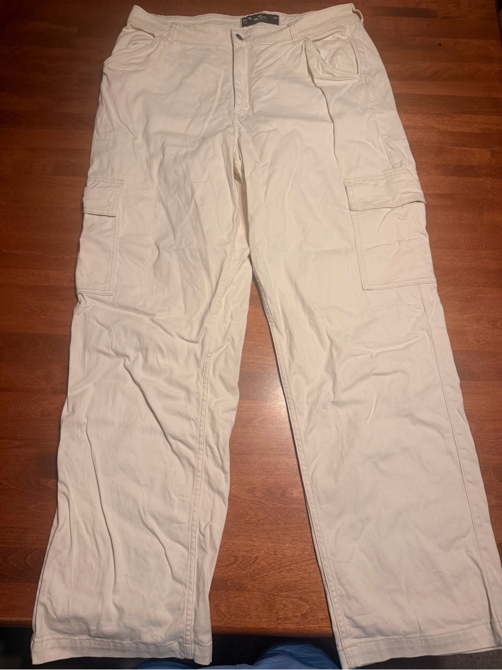Hollister Women's Cream Ultra High-Rise Baggy Cargo Pant Size 33L-tags removed